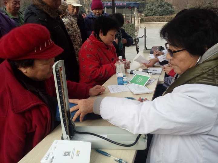 牌楼街道 爱心义诊进社区，健康咨询在雅园